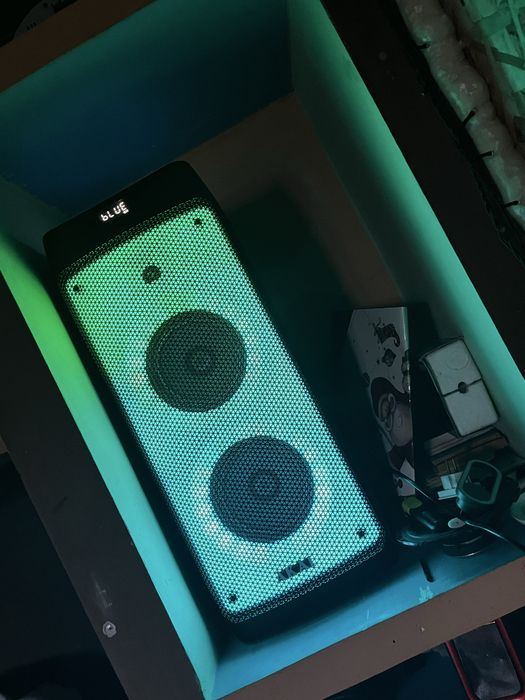 Se vinde boxa akai party box 810