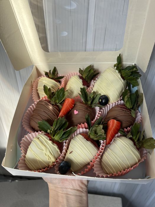 Клубника и финики в шоколаде