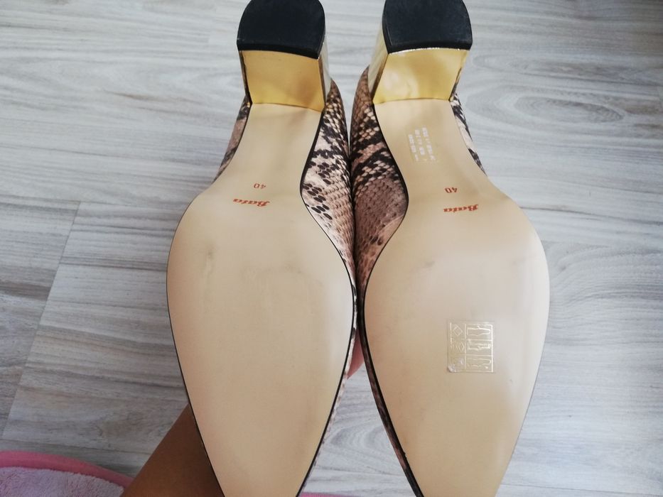 Чисто нови елегантни обувки Bata,змийски мотив и златен ток