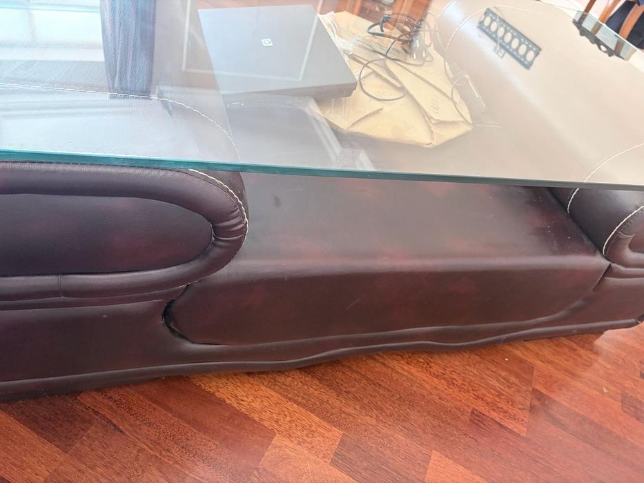 Стеклянный журнальный стол