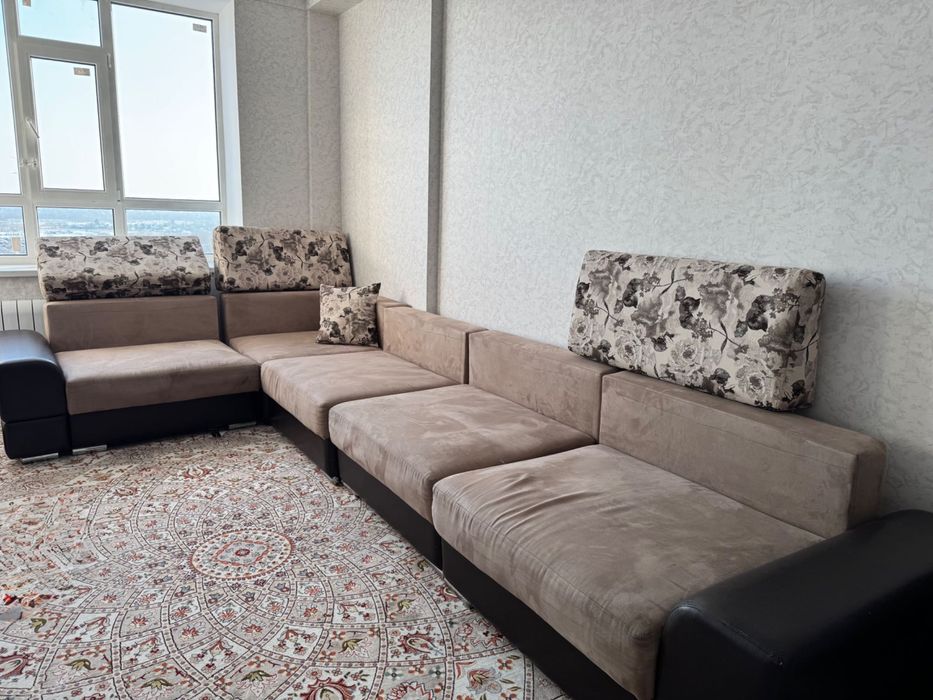 В продаже большой диван