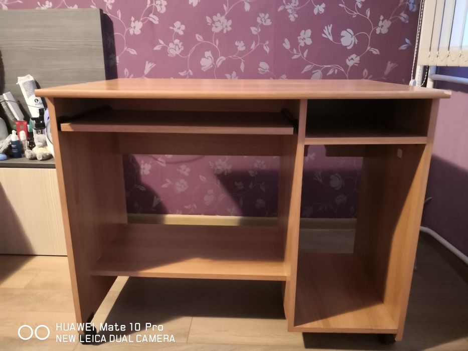 Бюро за компютър и стол за компютър