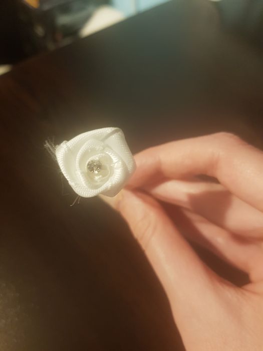 Сватбена рокля с обувки и фуркети за косата