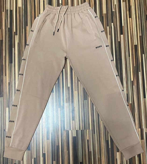 Vând compleu nou de bărbați Boss