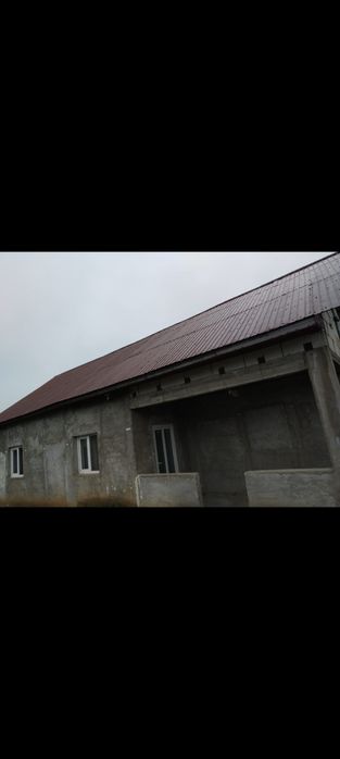 Vind casă plus curte de locuit