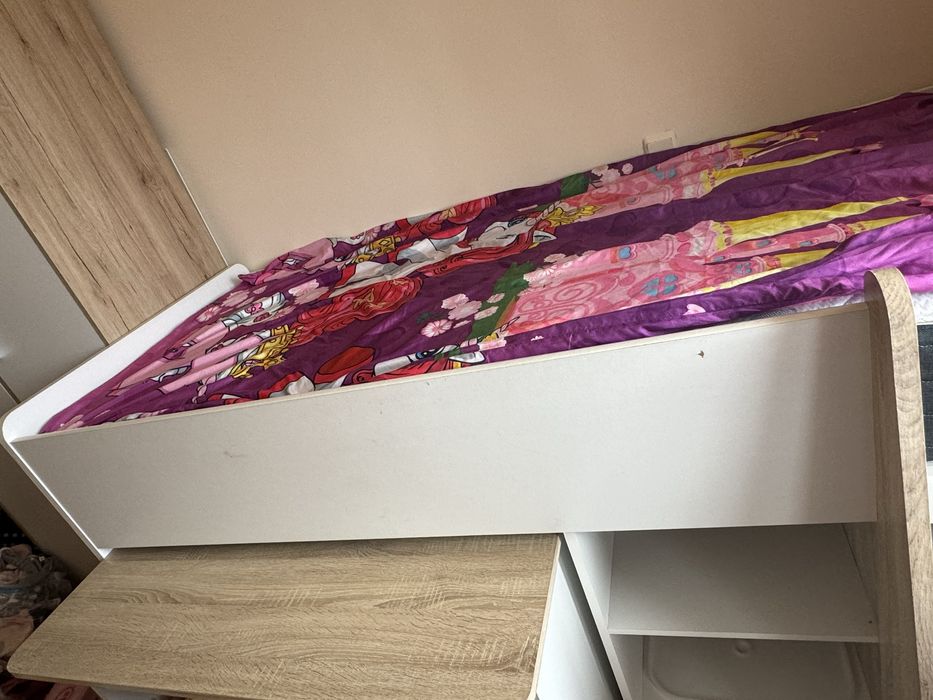 Продавам легло с рафтове,чекмедже и бюро на с колелца