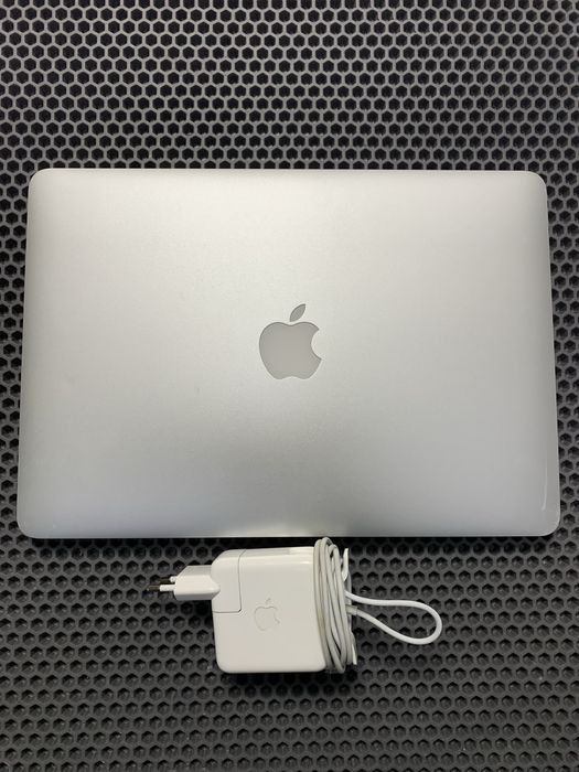 Macbook Air 13 2017. В отличном состоянии.