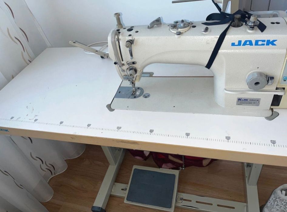 Vând mașină de cusut