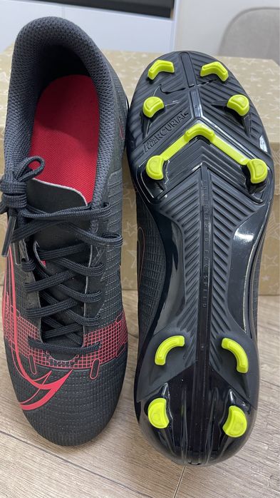 Футбольные кроссовки