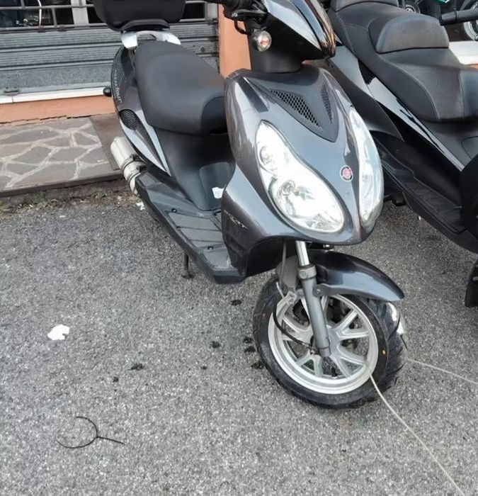 Vand scuter Gareli sau schimb cu diverse