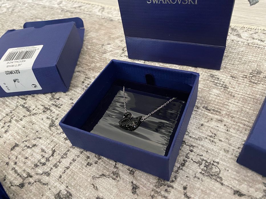 Lantisor Swarovski lebada medie neagra cu argintiu