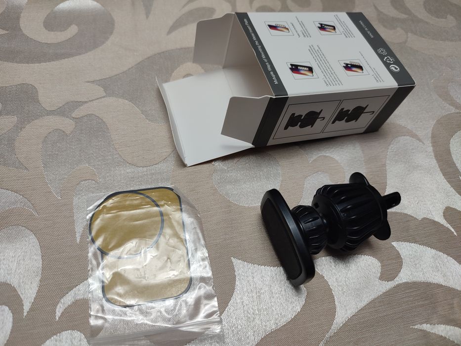 Магнитна стойка за телефон за автомобил.