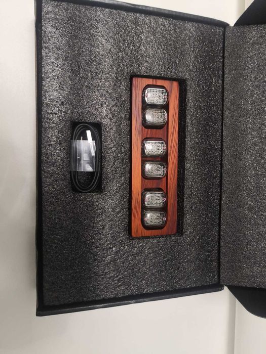 Ceas birou cu tuburi nixie din lemn de padauk african-cadoul perfect