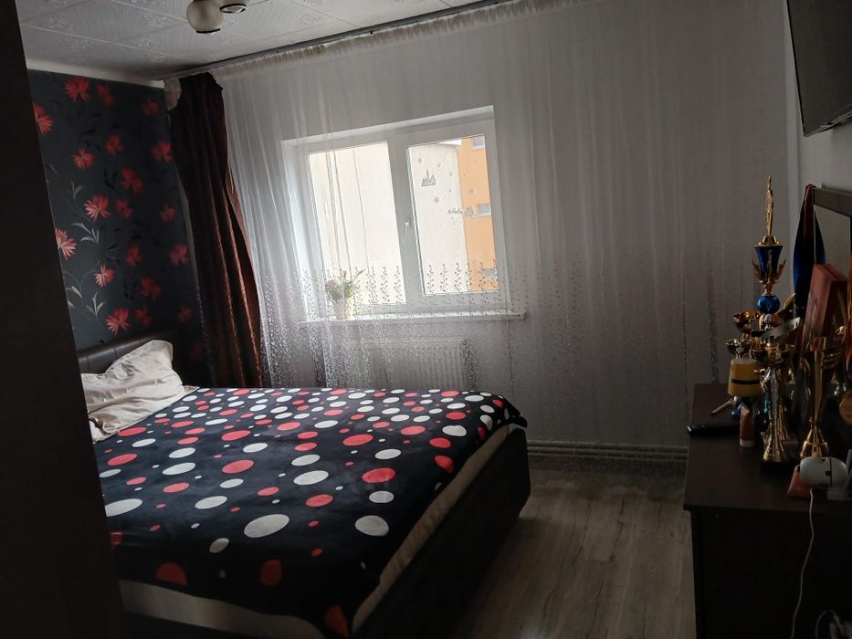 Vând apartament cu 3 camere soseaua Bucuresti, Bl.B1/1S, etaj 2 zona Mozaic