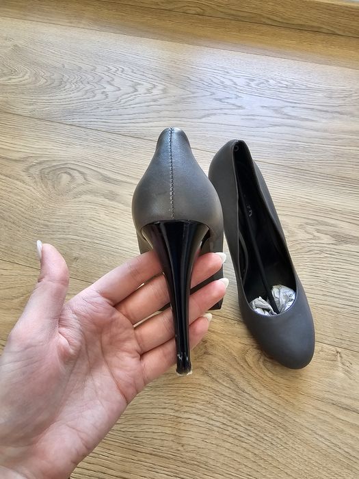 Сиви обувки на ток