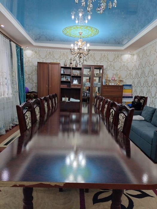 Стол, стулья, ұзындығы 4,5 метр, 20 стульчигімен