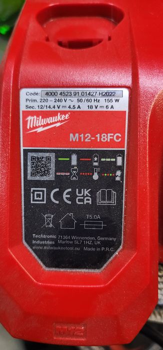 Зарядно Milwaukee