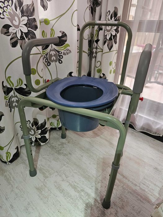 Тоалетен стол с подлакътници