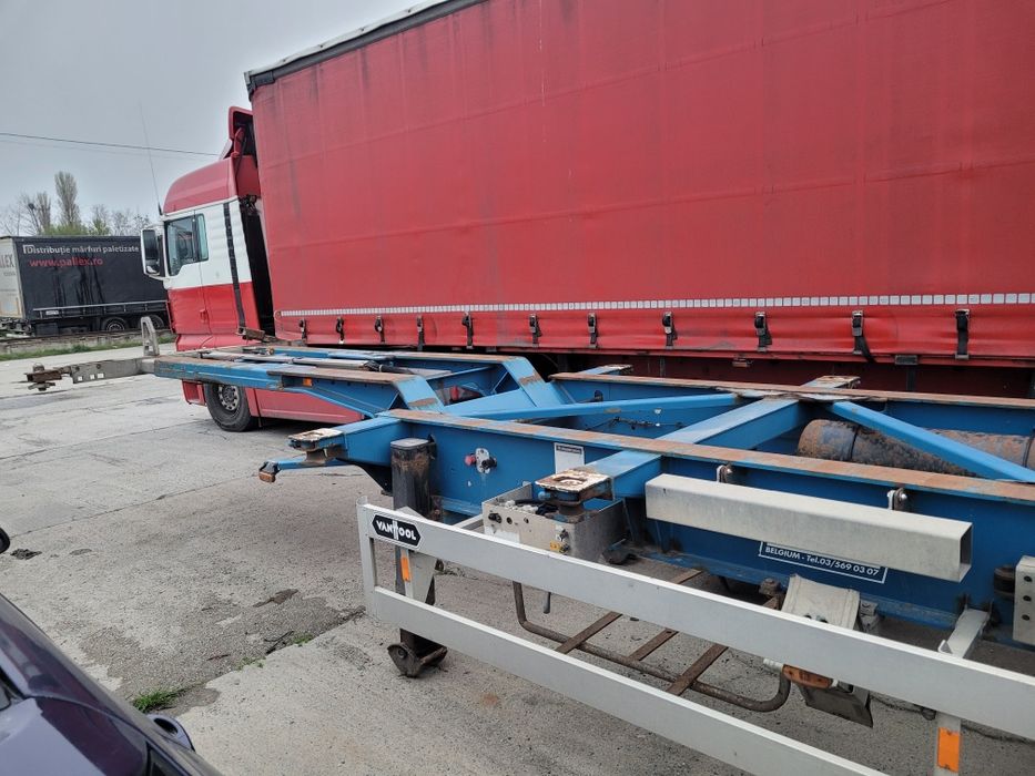 Semi  remorcă  containere