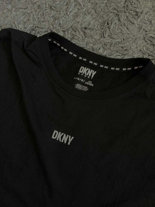 Черна тениска DKNY