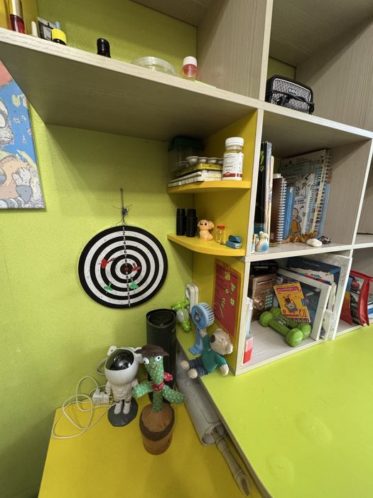 Продам угловой письменный стол с полками