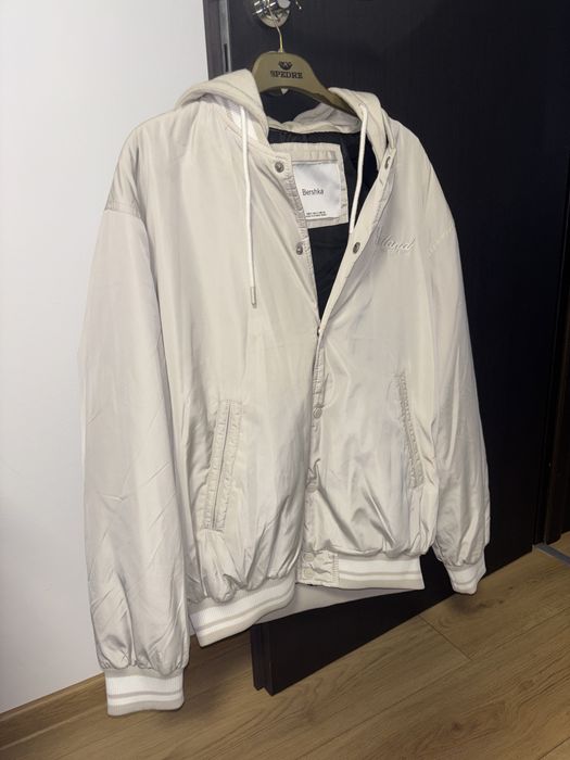 Geaca Bershka alba cu interior negru Marimea S,Barbati