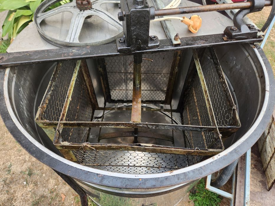 Центрофуга за мед, ханеманова решетка и количка за пренасяне