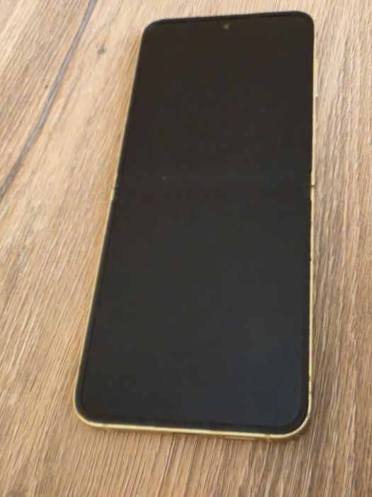 Samsung Galaxy Z flip 6 Gold