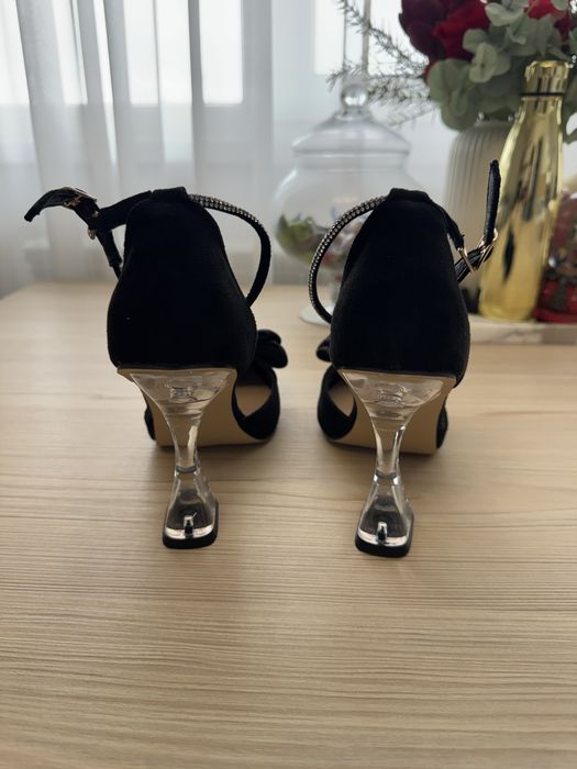 Pantofi noi, model deosebit marimea 40