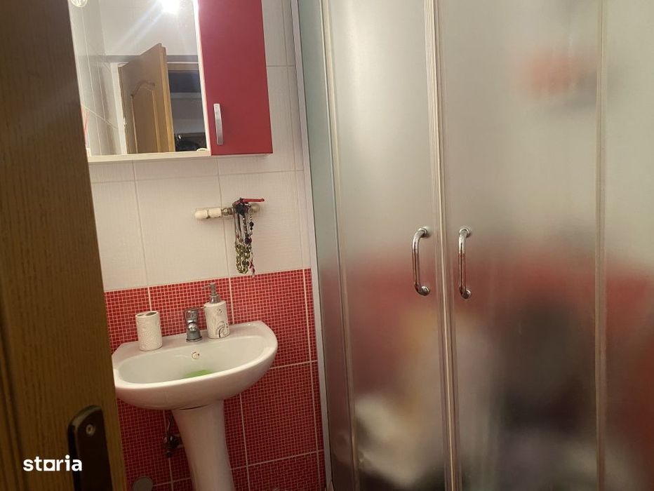 Apartament 4 camere,  zona Calea Moldovei, et. 3