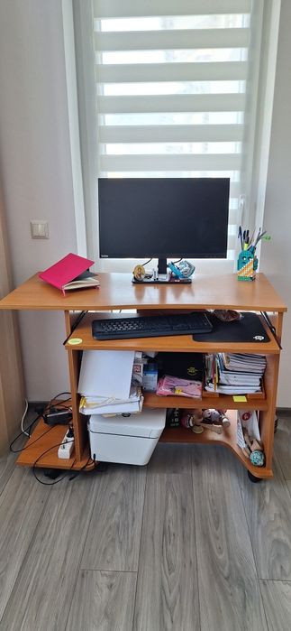 Birou calculator cu spatiu de depozitare