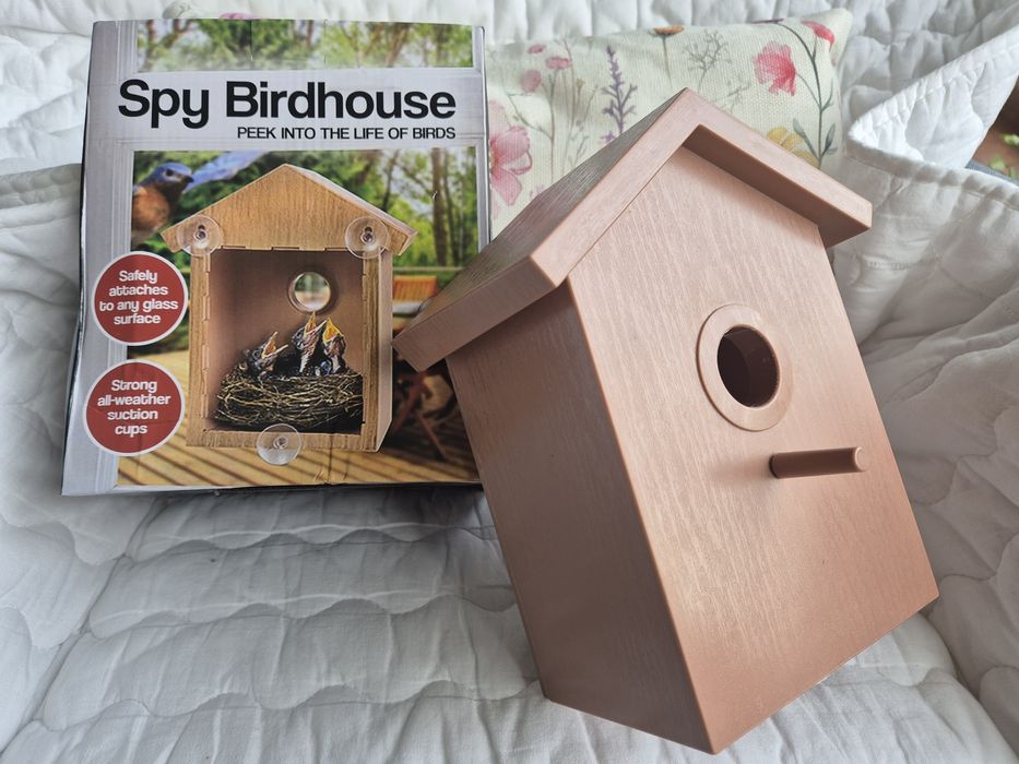 Къщичка за птици с възможност за наблюдение на гнездото