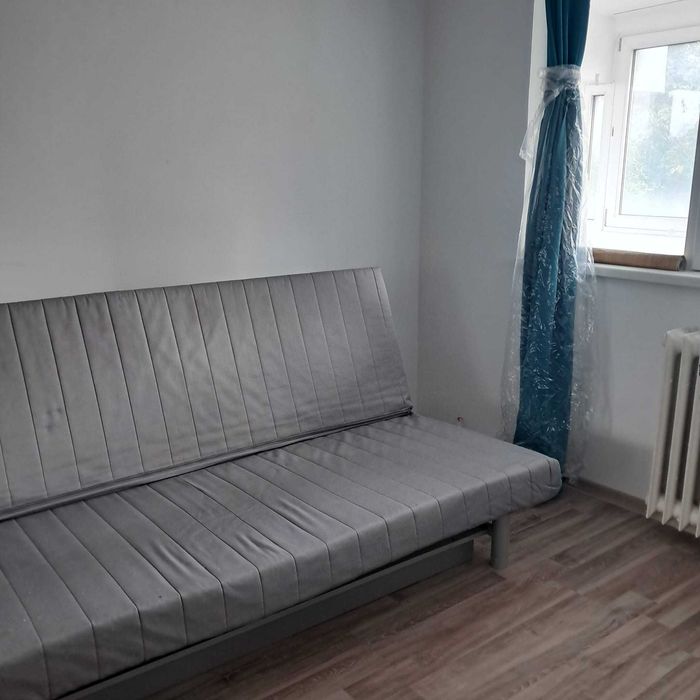 Canapea IKEA extensibila cu husa rosie