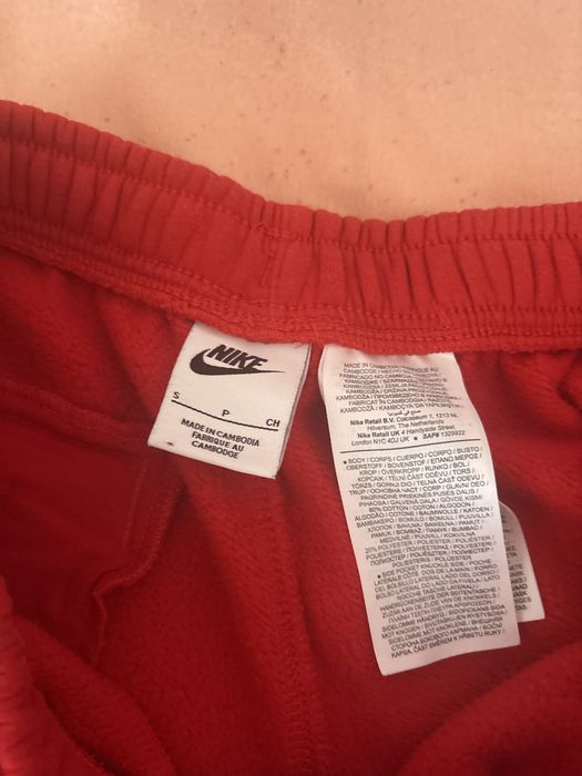 Pantaloni nike scurti culoare rosu.