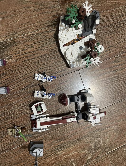 3 minifigurine si 2 seturi Lego