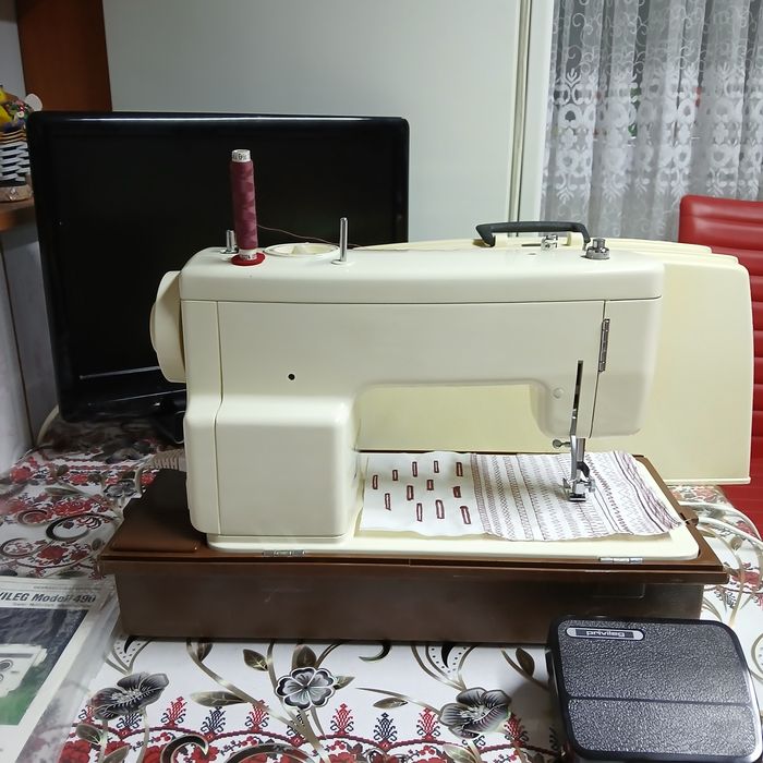 Masina de cusut PRIVILEG cu butoniera automata si multiple operatii