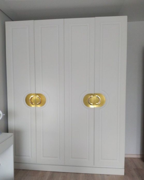 Шкаф с золотыми ручками, район Огонька.