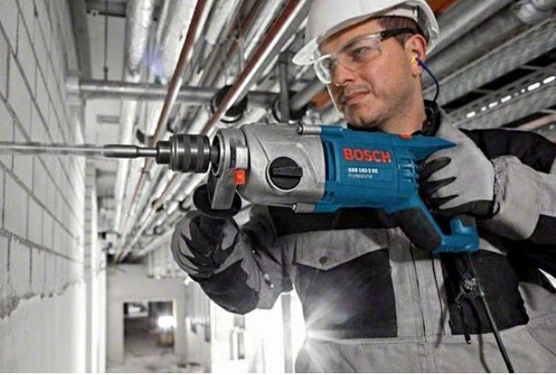 Настил линолеума и работа перфоратором