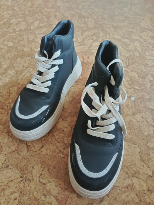 Женские кроссовки