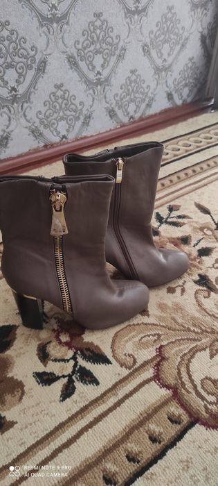 Продаю сапожки зимно осенние .