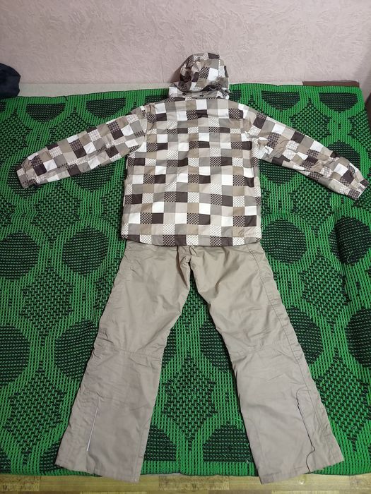 Продается демисезонный костюм