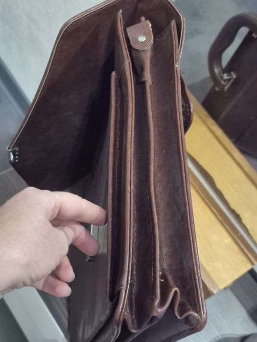 Италианска бизнес чанта от кафява естествена кожа със заключване с код