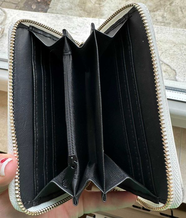 бяло портмоне с мраморни детайли