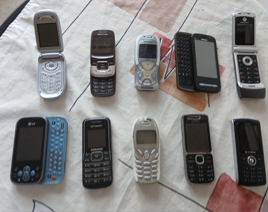 Telefoane retro cu butoane