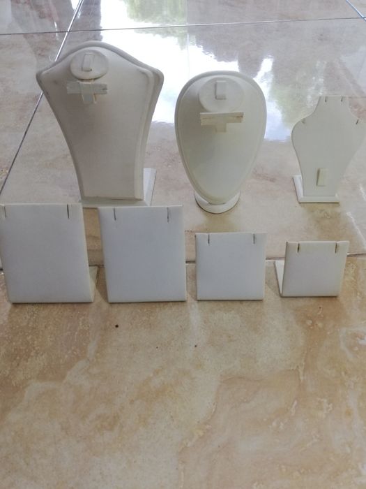 Стойки, бюстиета, манекени за бижута.