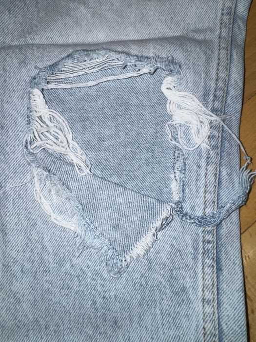 Blugi Bershka rupti
