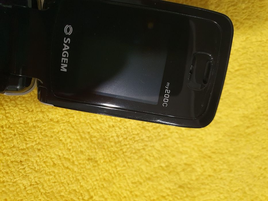 Telefon cu clapeta mai mic decât o bricheta