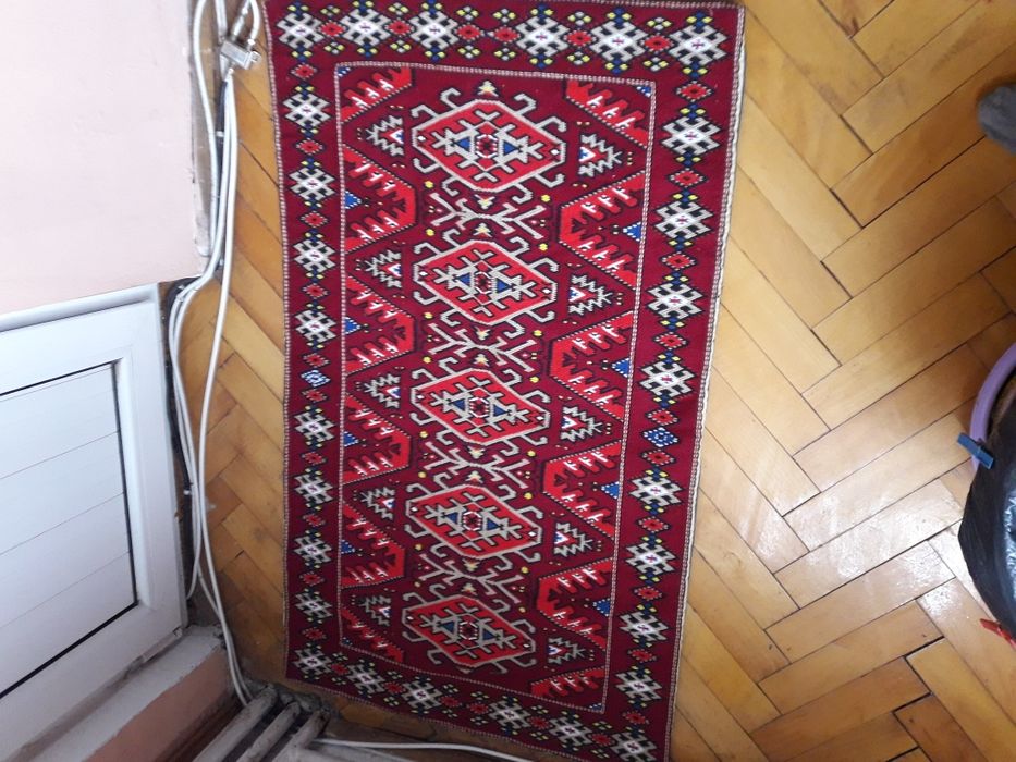 Пъстър ковьор с народни мотиви