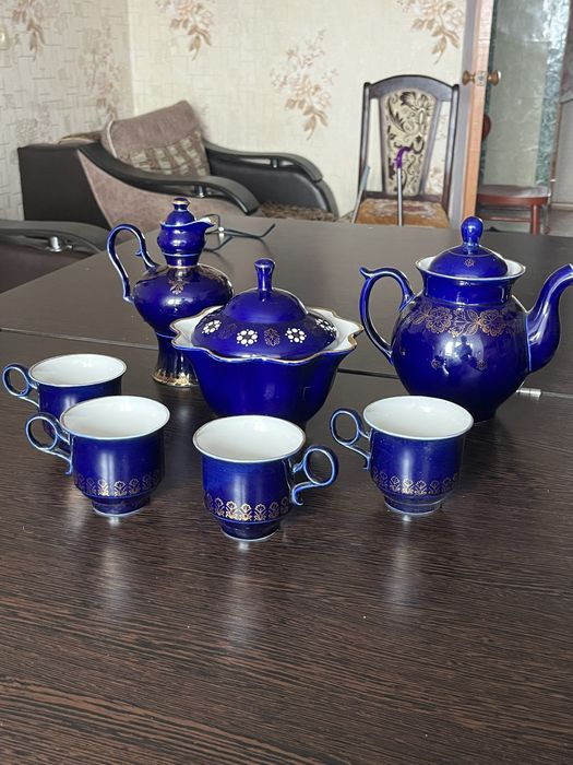 Стариный форфоровый сервиз