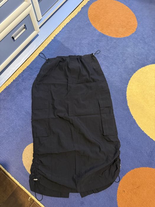 Женская юбка с карманами и разрез сзади